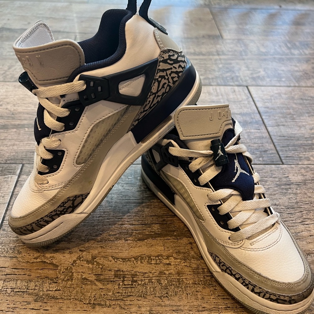Kids Jordan spizike basketball shoes size 3.5y